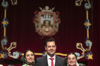 La ceremonia celebrada en el Principal sirvió para entronizar a la nueva corte de los Sampedros,