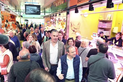 El vicepresidente nacional de Vox, Javier Ortega Smith visita el Mercado Sur de Abastos