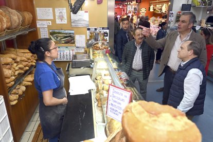 El vicepresidente nacional de Vox, Javier Ortega Smith visita el Mercado Sur de Abastos