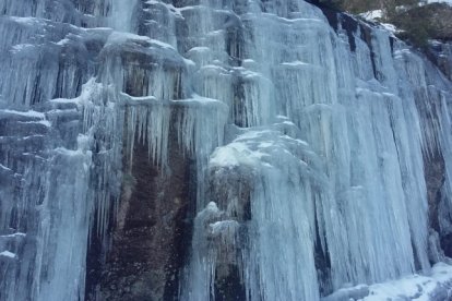La cortina de hielo de la cueva de Covarnantes.