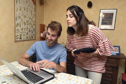 Inés Martínez y su pareja Endika elaboran páginas Web desde Huéspeda.