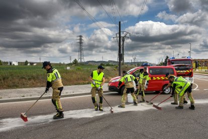 Los bomberos emplearon un polvo absorbente tipo sepiolita para eliminar el gasóleo.