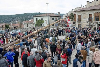 Una de las ediciones anteriores de la pingada del Mayo en Hontoria del Pinar.