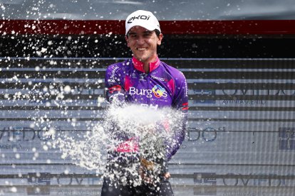 El asturiano celebra en el podio su triunfo