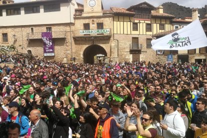 La plaza Nueva de Poza, llena hasta la bandera durante el festival.