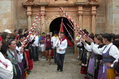 La comitiva a la salida de misa tras la elección de la Reina y de la Virreina.
