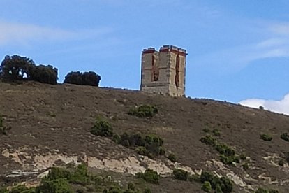 Se alza sobre una loma en el término municipal y se encuentra en estado de ruina progresiva.