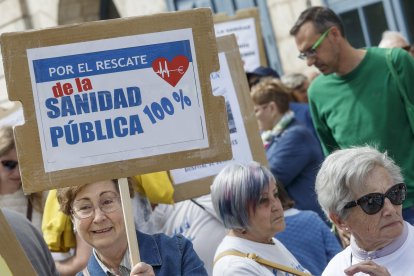Manifestantes portando carteles en la plaza mayor de Burgos al término de la protesta.