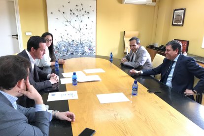 El consejero de Economía y directivos de Panattoni firman el contrato de compraventa.l