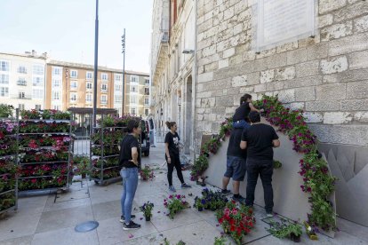 Montaje de uno de los monumentos florales en el Arco de Santa María en 2022.