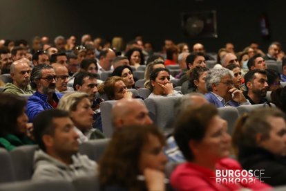 Padres y madres de los jóvenes de la estructura acudieron al acto.