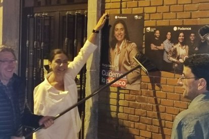 Pegada de carteles en la calle San Francisco por parte de Podemos.