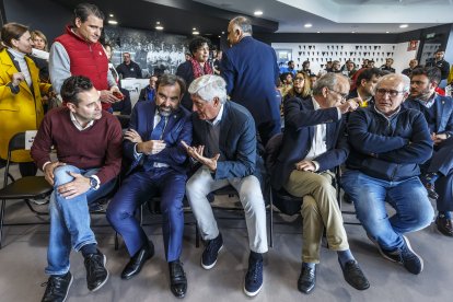 Distintos representantes locales acudieron al acto.