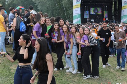 Miles de jóvenes de toda la Comunidad y de otros lugares de España en la fiesta universitaria de la ITA, que se celebra en el Parque Ribera Sur de Palencia