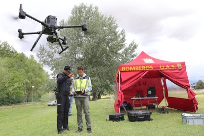 Dron de vigilancia en la macrofiesta universitaria de la ITA, que se celebra en el Parque Ribera Sur de Palencia