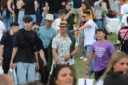 Miles de jóvenes de toda la Comunidad y de otros lugares de España en la fiesta universitaria de la ITA, que se celebra en el Parque Ribera Sur de Palencia