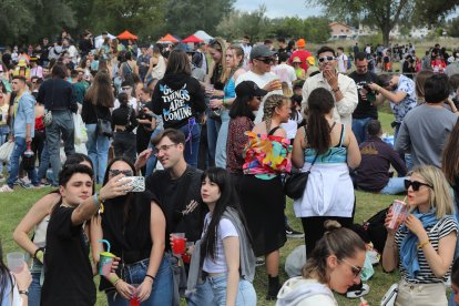 Miles de jóvenes de toda la Comunidad y de otros lugares de España en la fiesta universitaria de la ITA, que se celebra en el Parque Ribera Sur de Palencia