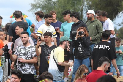Miles de jóvenes de toda la Comunidad y de otros lugares de España en la fiesta universitaria de la ITA, que se celebra en el Parque Ribera Sur de Palencia