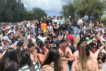 Miles de jóvenes de toda la Comunidad y de otros lugares de España en la fiesta universitaria de la ITA, que se celebra en el Parque Ribera Sur de Palencia