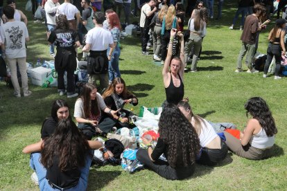 Miles de jóvenes de toda la Comunidad y de otros lugares de España en la fiesta universitaria de la ITA, que se celebra en el Parque Ribera Sur de Palencia