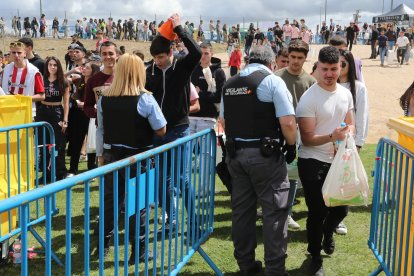 Miles de jóvenes de toda la Comunidad y de otros lugares de España en la fiesta universitaria de la ITA, que se celebra en el Parque Ribera Sur de Palencia