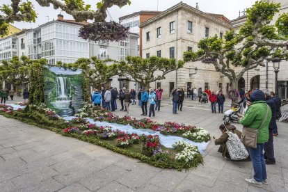 Uno de los montajes florales que se han instalado en el Espolón hasta el próximo domingo.