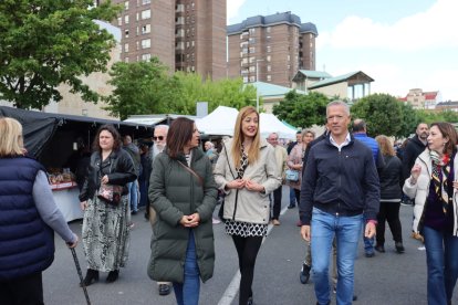 Ander Gil, Esther Peña, Aitana Hernando y Mar Arnáiz, en el mercadillo de Miranda.