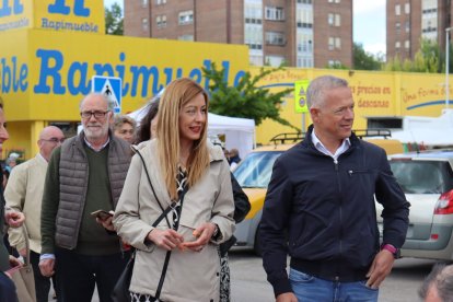 Aitana Hernando acompaña a Ander Gil por el mercadillo de Miranda.