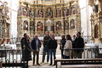 Ander Gil y Esther Peña en Valpuesta junto a otros cargos socialistas.