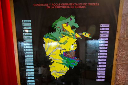 El museo ofrece, sin salir de la zona noble del colegio de San Nicolás, un paseo por la geología de toda la provincia. Este expositor muestra las piezas que se peuden encontrar en caza comarca de la provincia con un ejemplo del tipo de formación geológica.