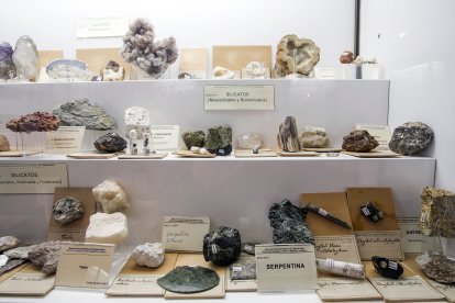 Ejemplos de diferentes formaciones geológicas. Algunas mantienen la carterleria antigua.