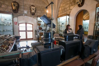 En el Museo de Ciencias Naturales del Mendoza se conservan los primeros reproductores de diapositivas. Se llamaban episcopios y son de principios del siglo XX.