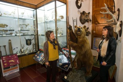 La directora del López de Mendoza, María Luz García Parra, y Ana Mayoral conversan sobre las últimas actualizaciones del museo antes de su día de puertas abiertas durante la Noche Blanca.