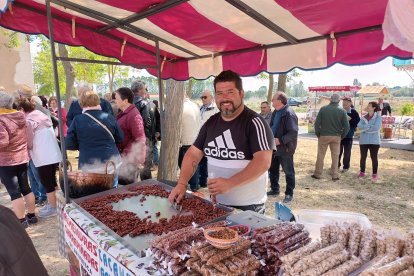 Como manda la tradición la ermita de San Isidro se ha visto rodeada por puestos