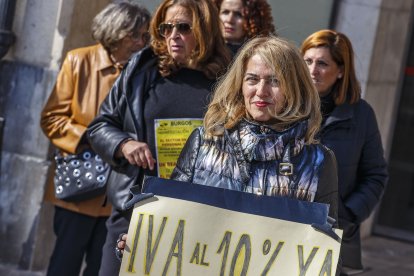 Peluqueros, esteticistas y barberos protestaron n la Plaza Mayor frente al Ayuntamiento de Burgos