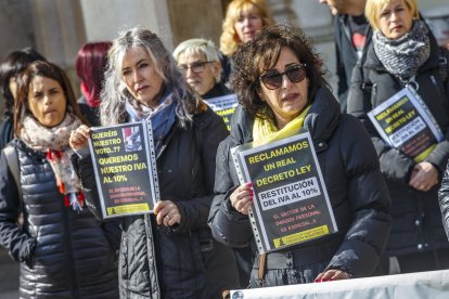 Peluqueros, esteticistas y barberos protestaron n la Plaza Mayor frente al Ayuntamiento de Burgos