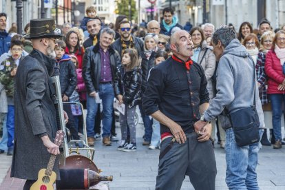 Espectáculo de calle en la Noche Blanca.