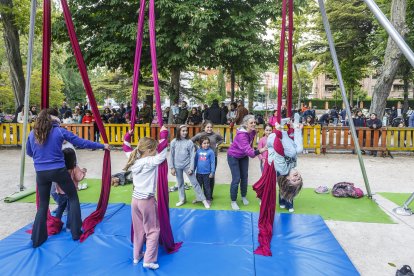 Un grupo de niñas disfrutan de un taller de circo.