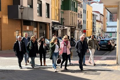 Esperanza Aguirre, en el barrio de san pedro de la Fuente, con miembros de la candidatura de Cristina Ayala a la Alcaldía de Burgos.