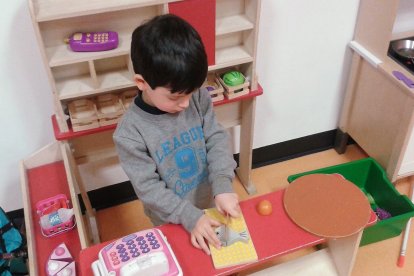 Un niño practica el juego simbólico.