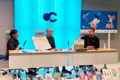 Álvaro Manso acompañó a Joaquín García Andrés y Víctor Gómez Muñiz en la presentación del Juego de la Catedral.