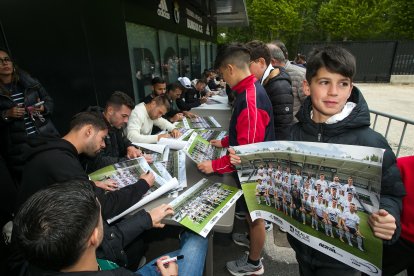 Más de 500 personas se acercaron a El Plantío para llevarse un recuerdo de la temporada.
