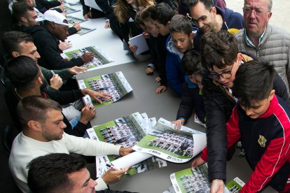 Más de 500 personas se acercaron a El Plantío para llevarse un recuerdo de la temporada.