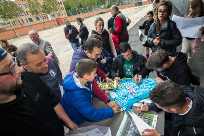Más de 500 personas se acercaron a El Plantío para llevarse un recuerdo de la temporada.