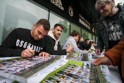 Más de 500 personas se acercaron a El Plantío para llevarse un recuerdo de la temporada.
