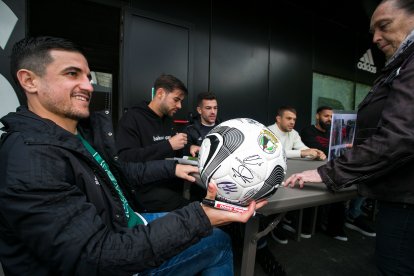 Más de 500 personas se acercaron a El Plantío para llevarse un recuerdo de la temporada.