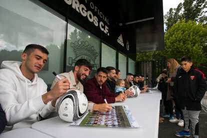 Más de 500 personas se acercaron a El Plantío para llevarse un recuerdo de la temporada.