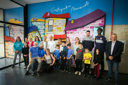 Foto de familia junto al mural del proyecto 'Construyendo en Movimiento'.