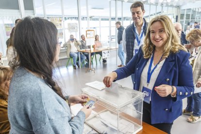 La candidata del PP a la Alcaldía de Burgos, Cristina Ayala, ejerce su derecho al voto en el Colegio Virgen de la Rosa