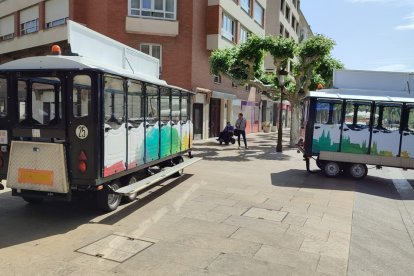 El tren chocó contra un árbol y derribó una señal de tráfico.